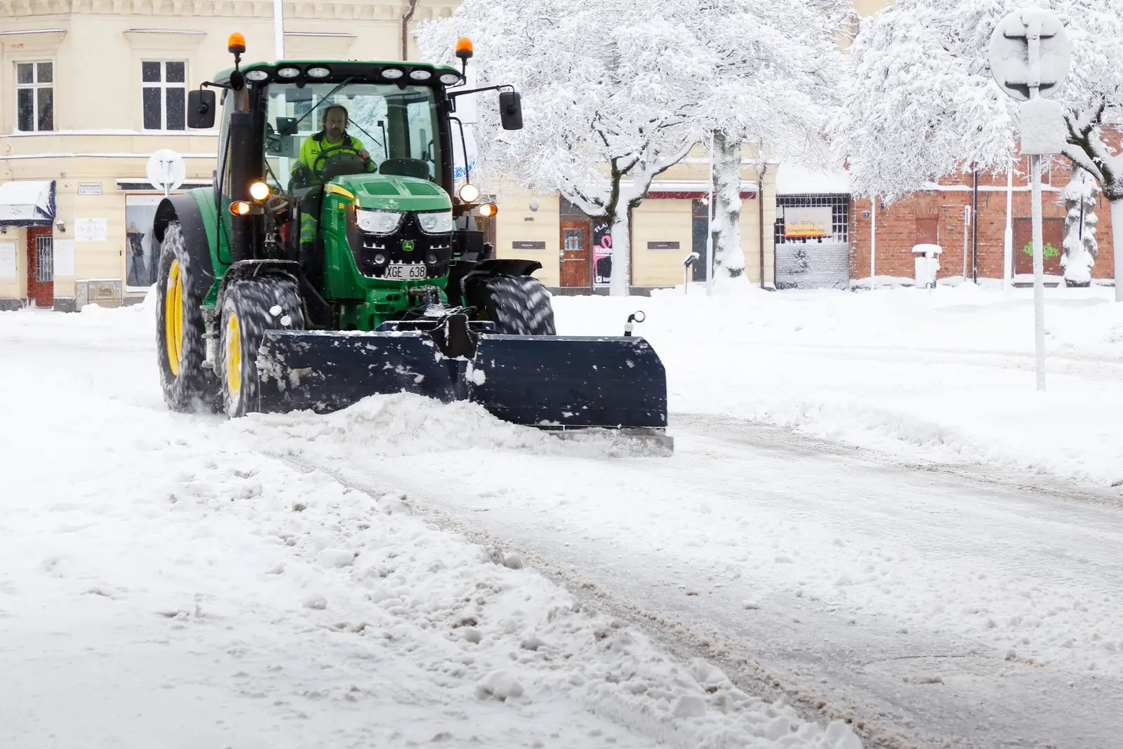Räumfahrzeug beim Winterdienst in Viersen